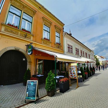 Cherry Apartman Eger Bagian luar foto