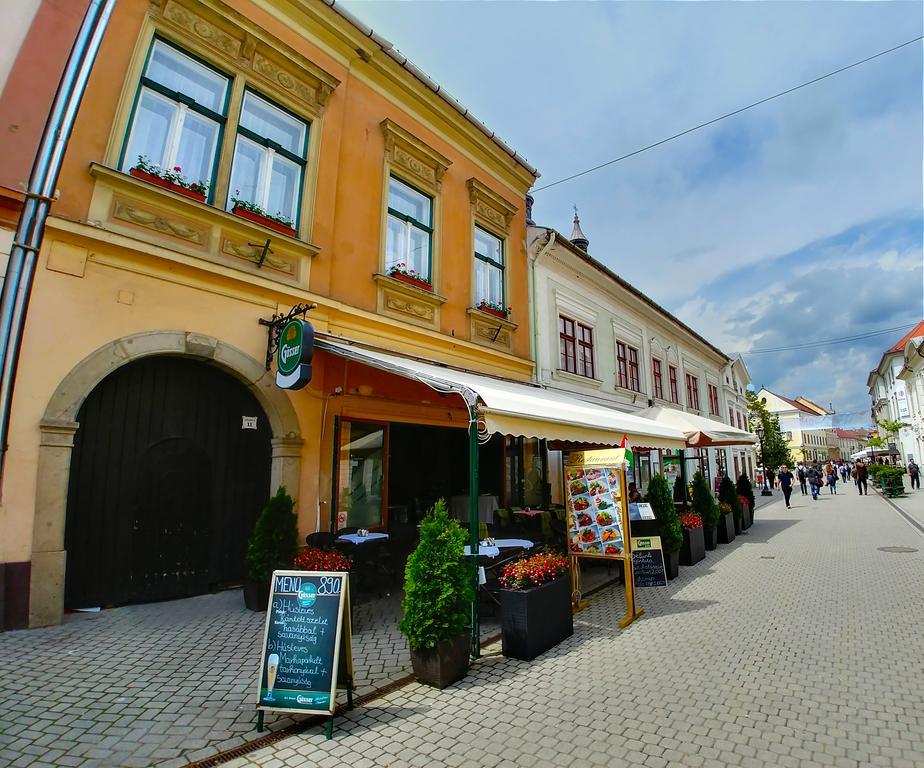 Cherry Apartman Eger Bagian luar foto